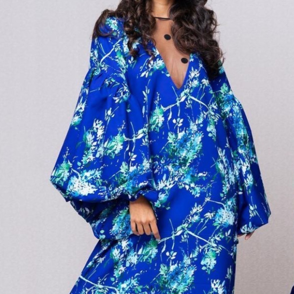 Elegant Blue Floral Maxi Dress - Picture 2 of 8